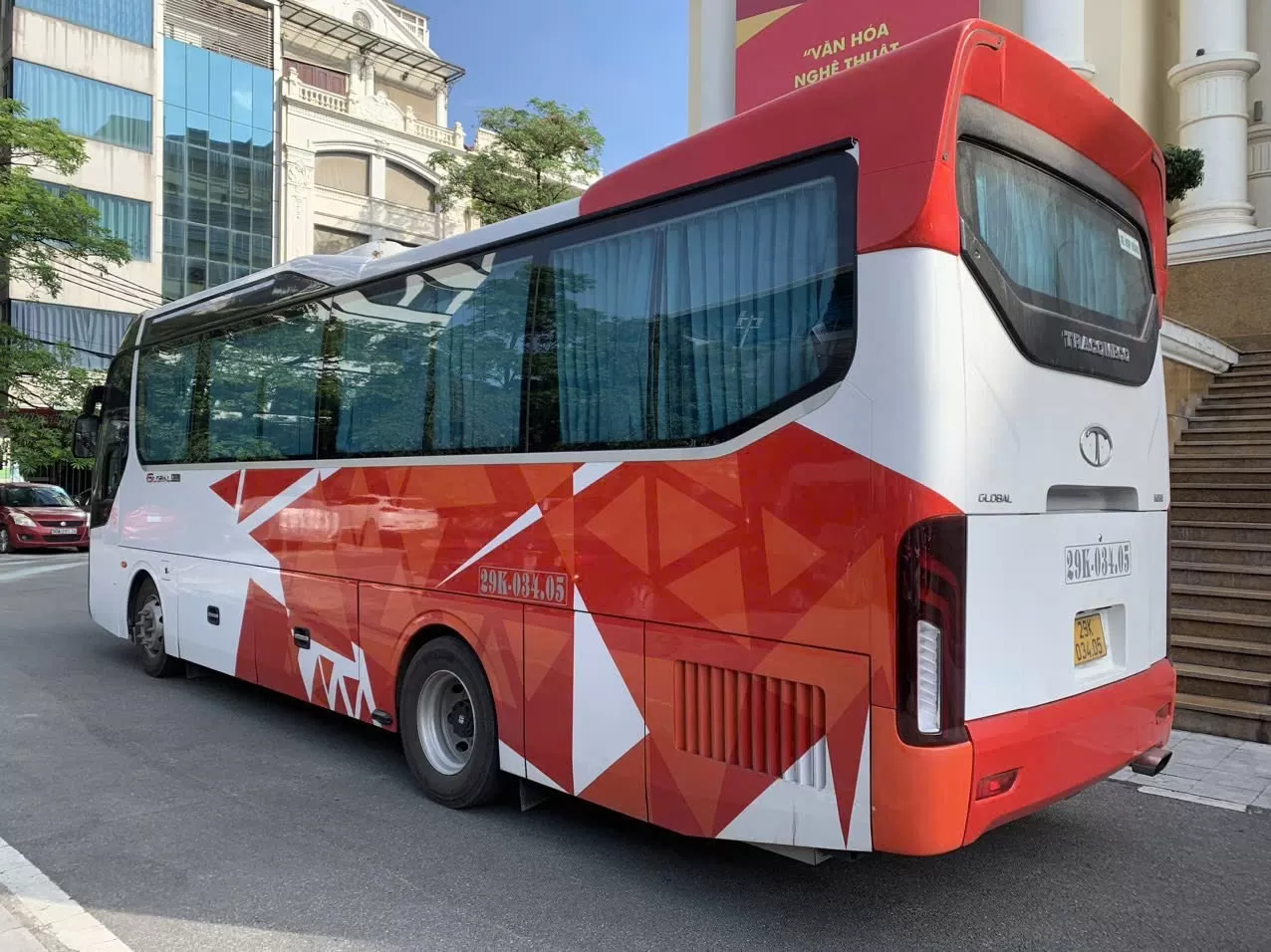 thu&ecirc; xe 29 chỗ đi nội b&agrave;i gi&aacute; rẻ